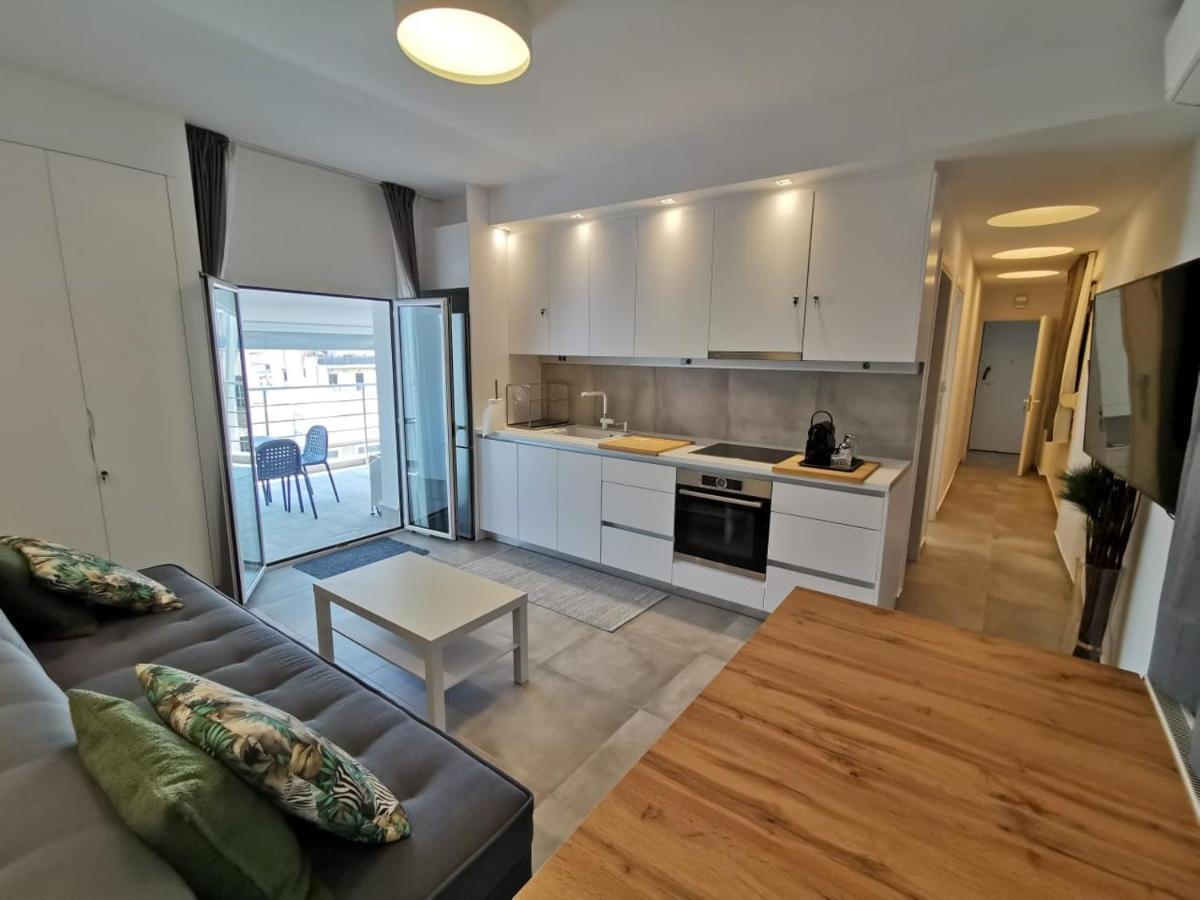 Ikarus Modern At The Centre Of Daire *